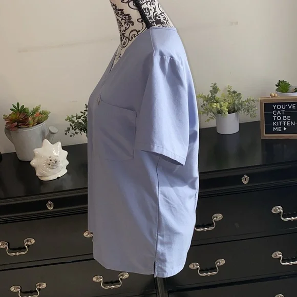 FIGS Technical Collection Scrub Top Size Medium - Picture 8 of 9